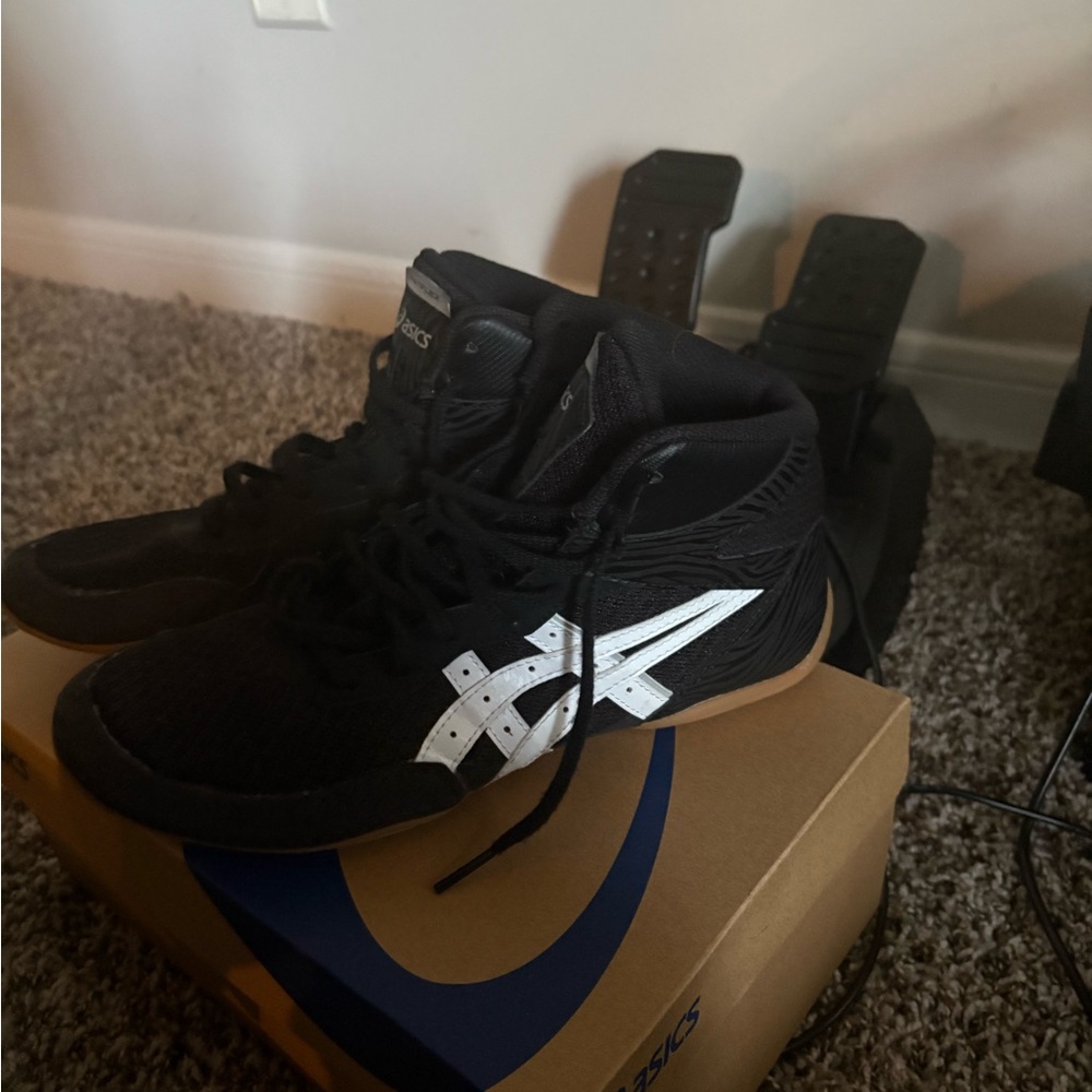 ASICS Men's Black and White Athletic Shoes